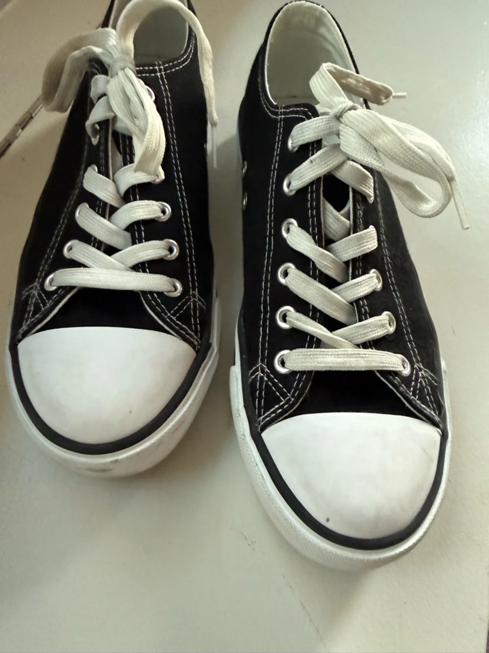 Classic unbranded Black Low-Top Canvas Sneakers - Women's Size 8 / EU 39 EUC